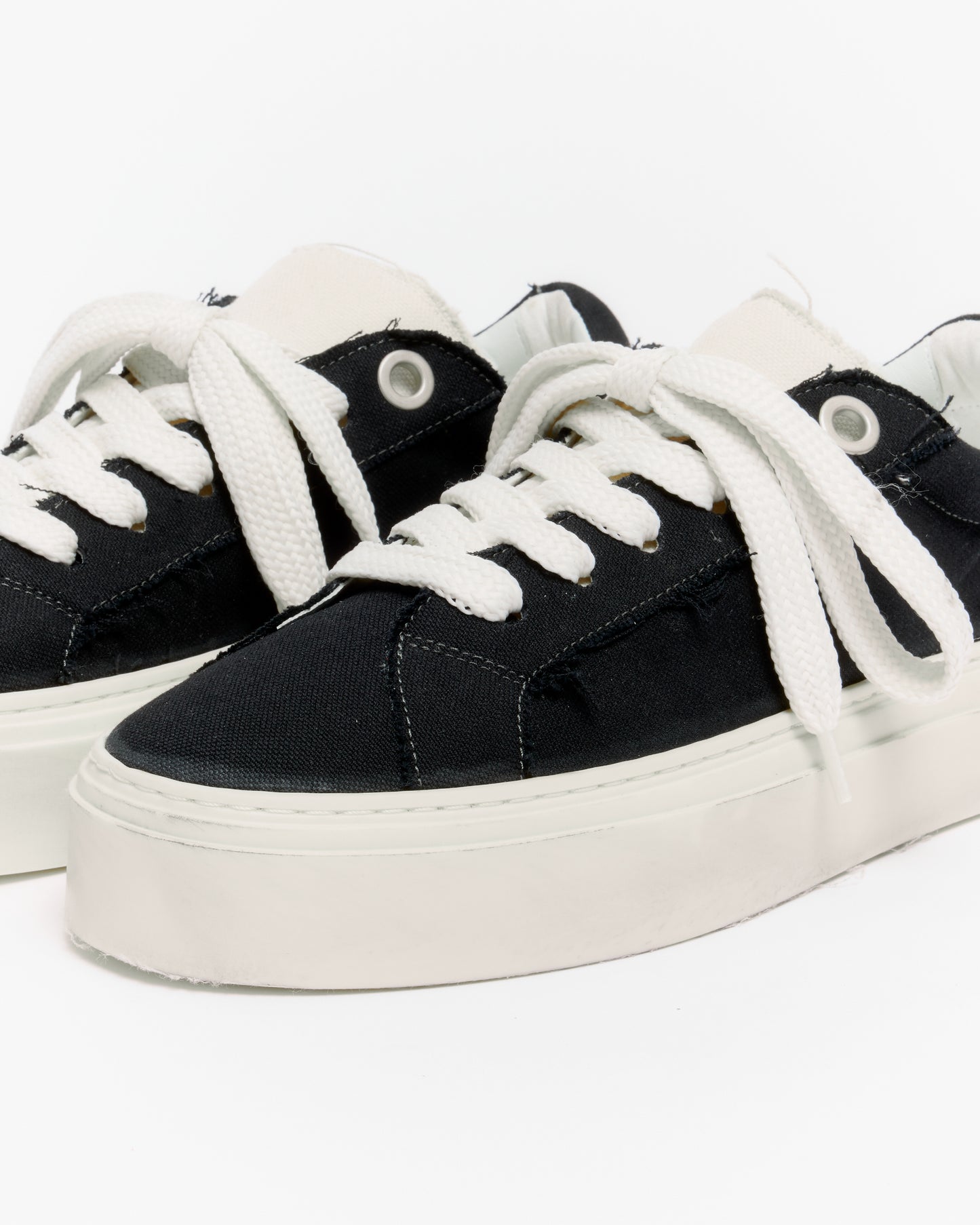 THE VINTAGE WILSON SNEAKER