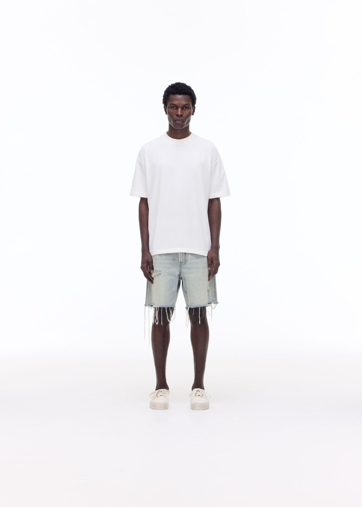 DISTRESSED CUT DENIM SHORT