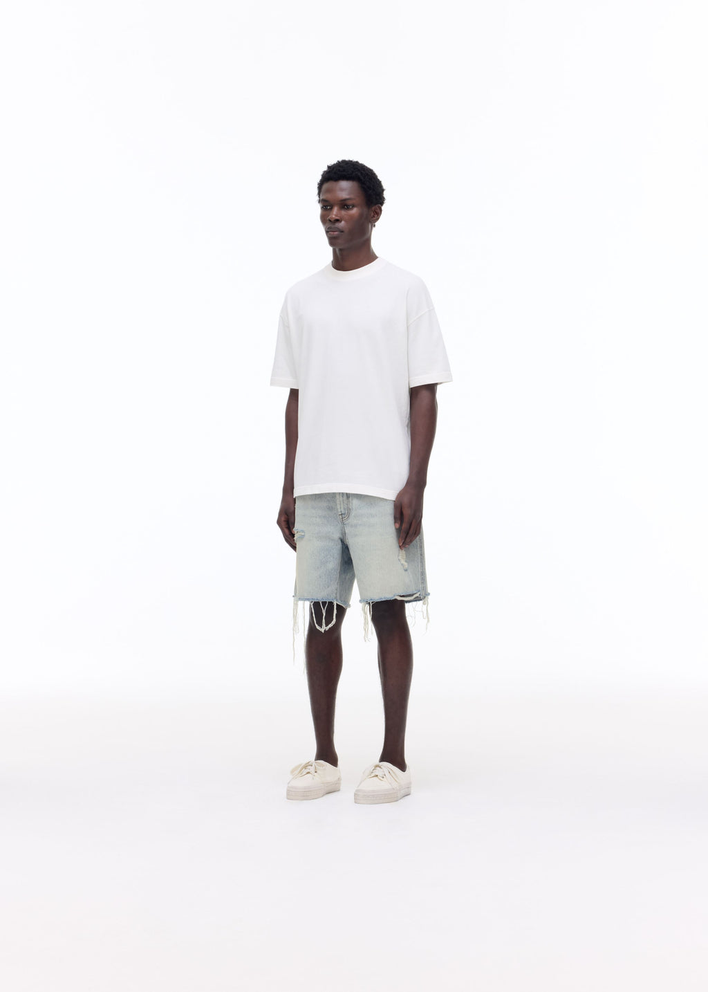 DISTRESSED CUT DENIM SHORT