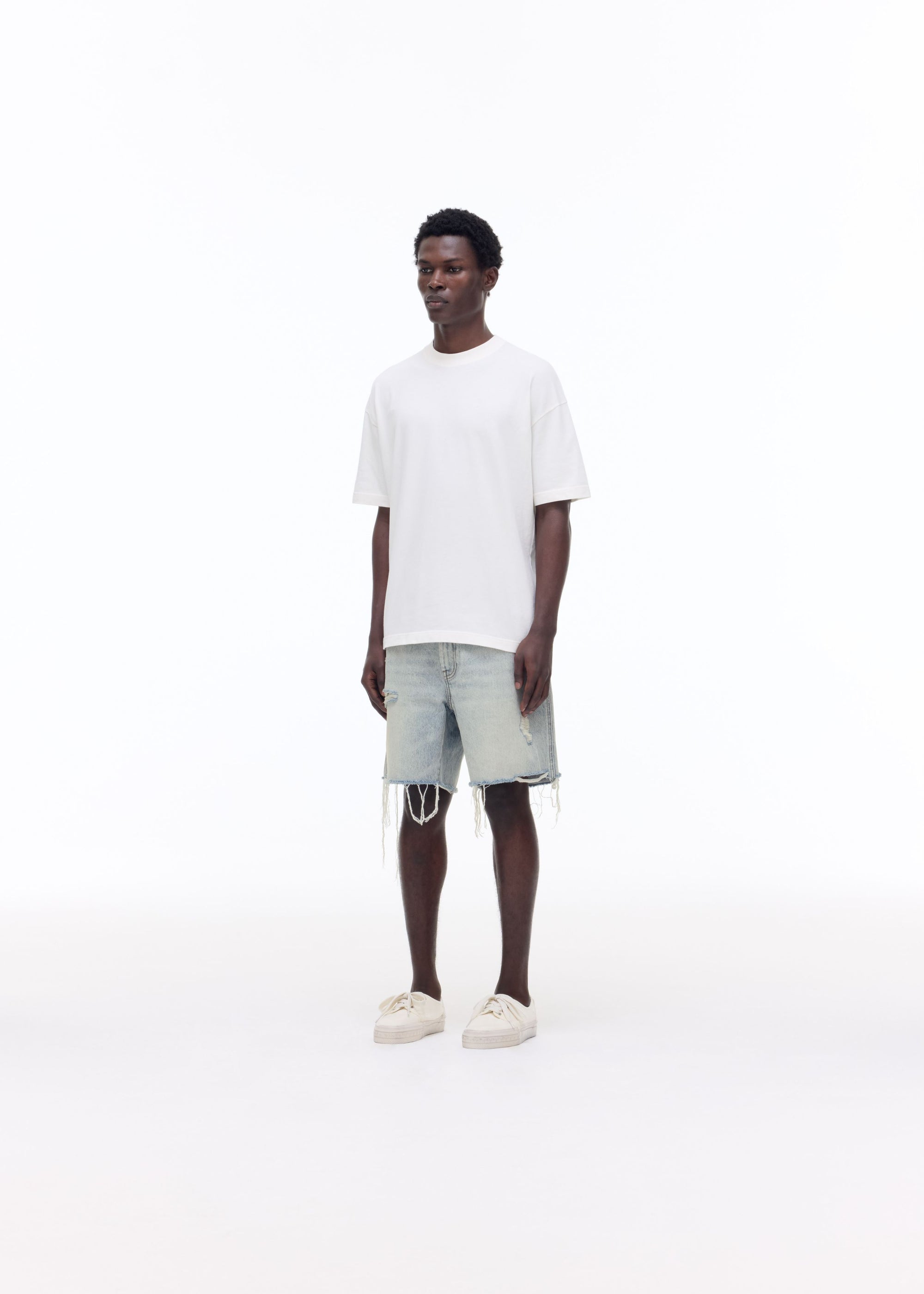 DISTRESSED CUT DENIM SHORT