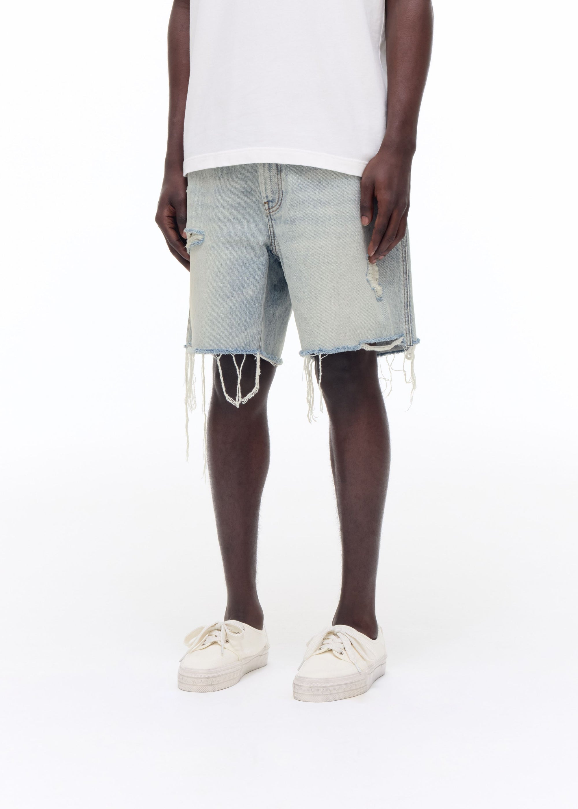 DISTRESSED CUT DENIM SHORT