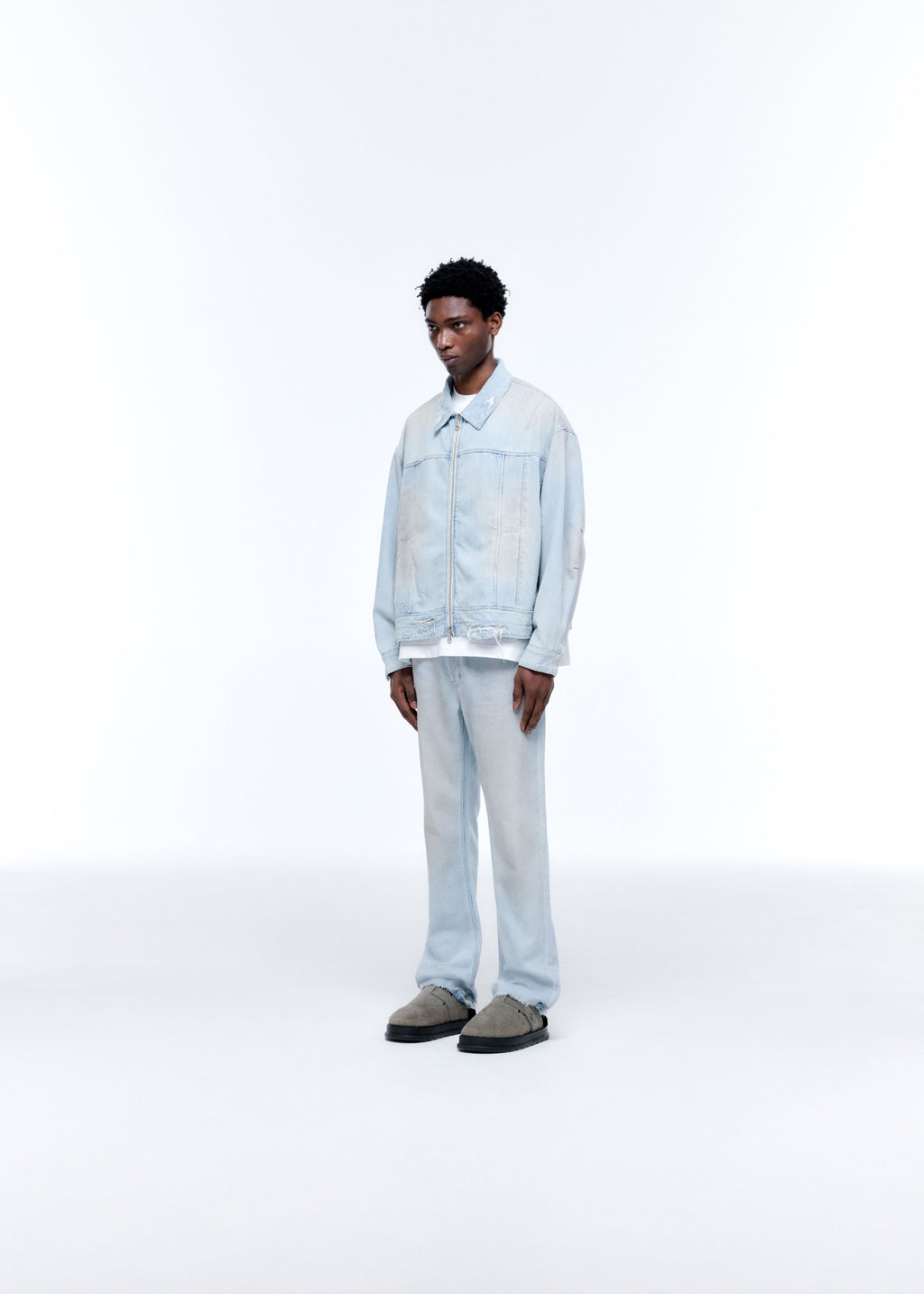 LIGHT WASH DENIM TRUCKER JACKET