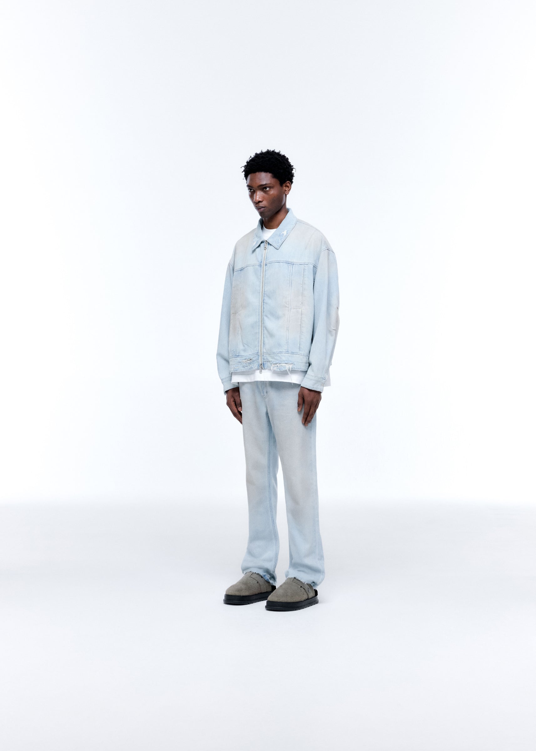 LIGHT WASH DENIM TRUCKER JACKET