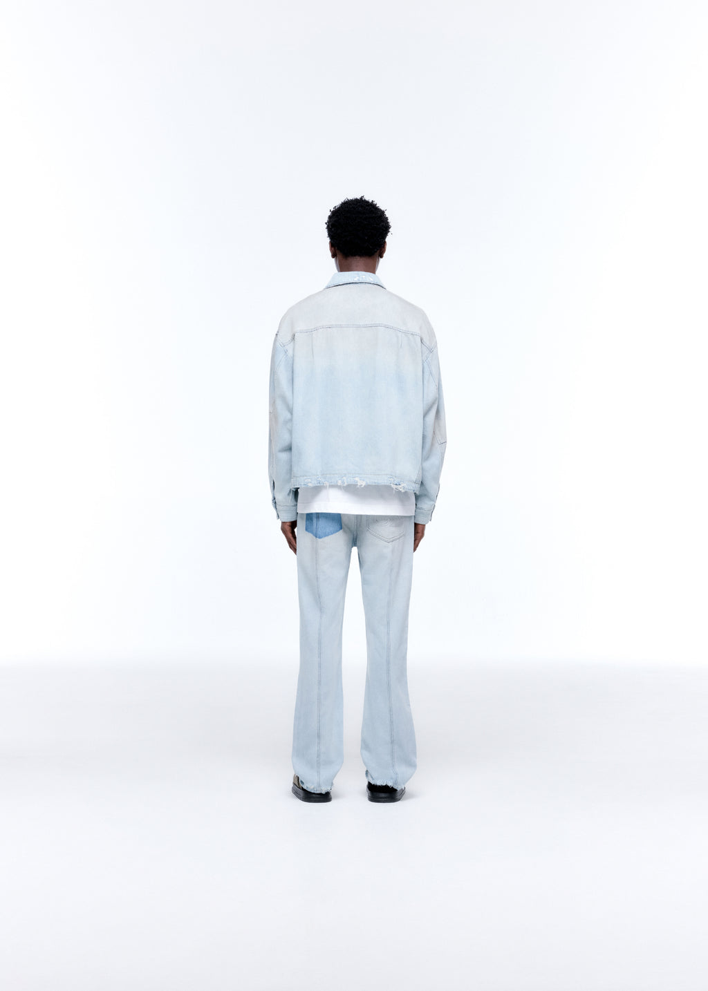 LIGHT WASH DENIM TRUCKER JACKET