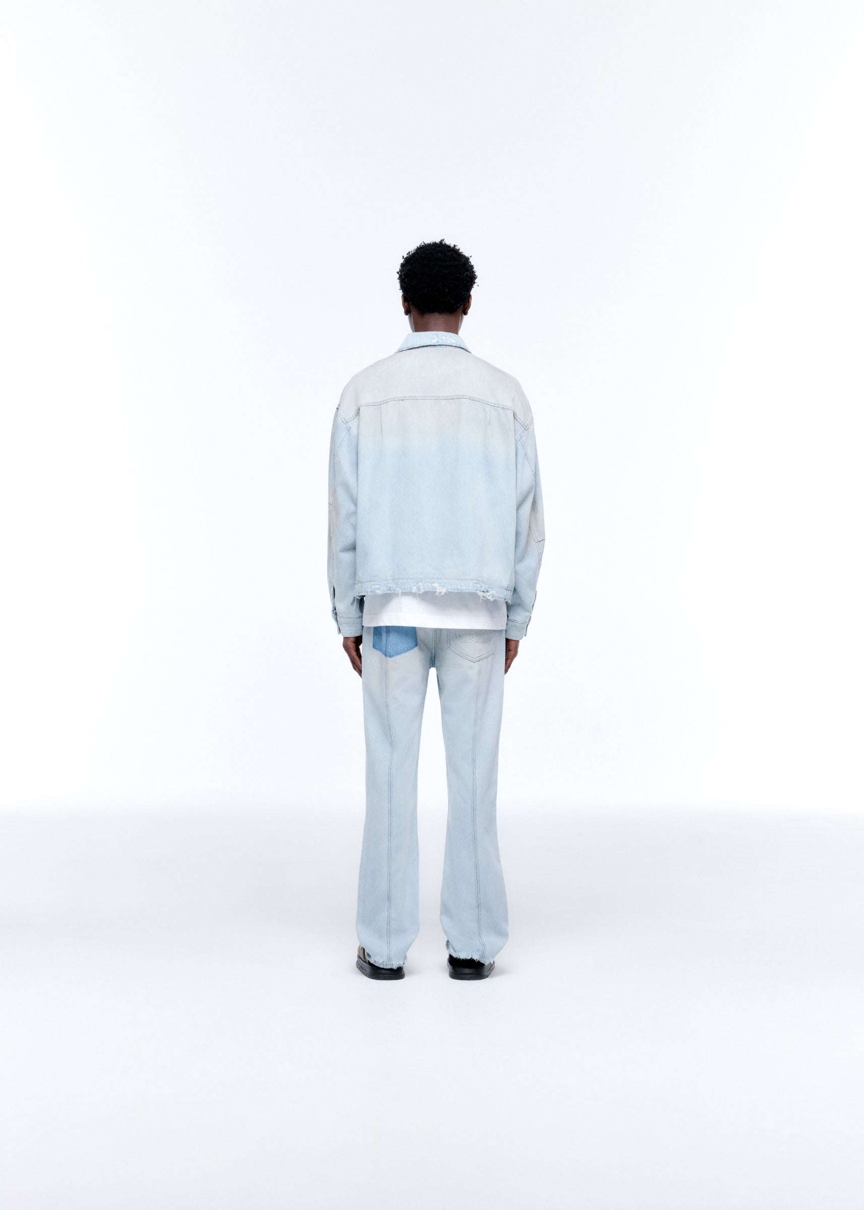 LIGHT WASH DENIM TRUCKER JACKET