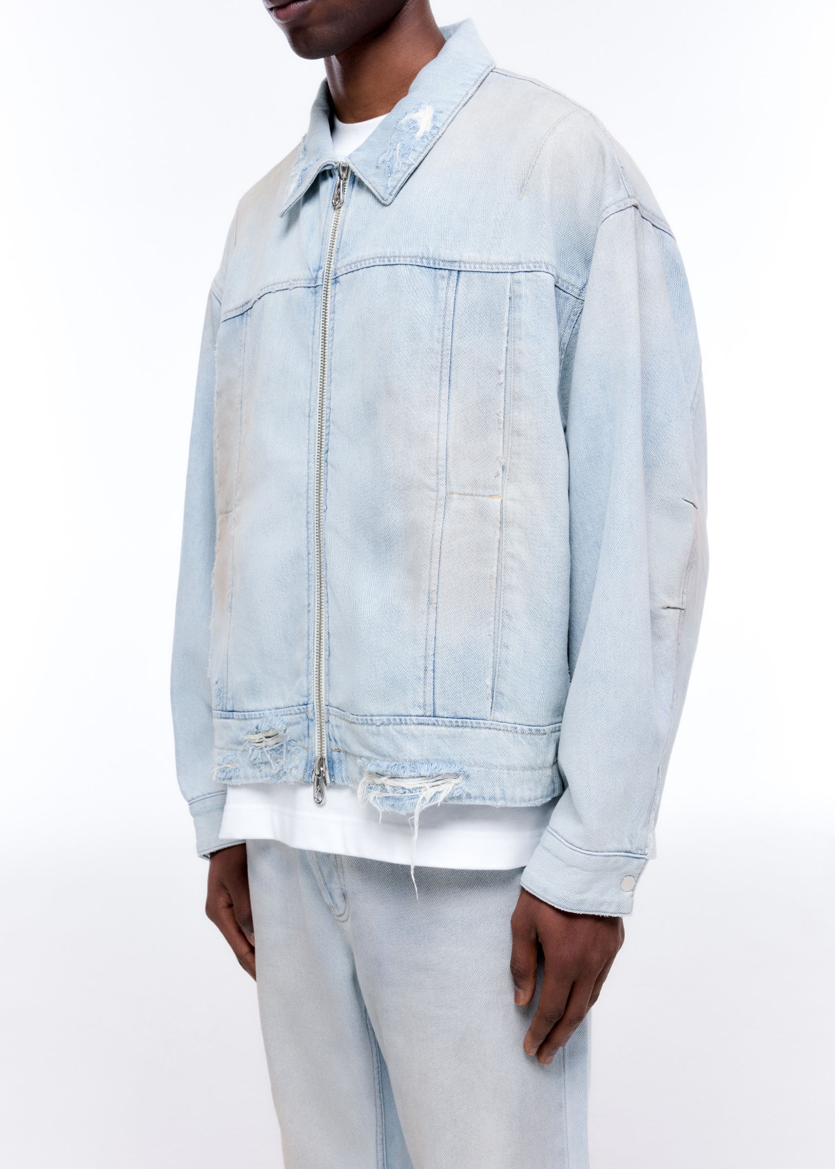 LIGHT WASH DENIM TRUCKER JACKET
