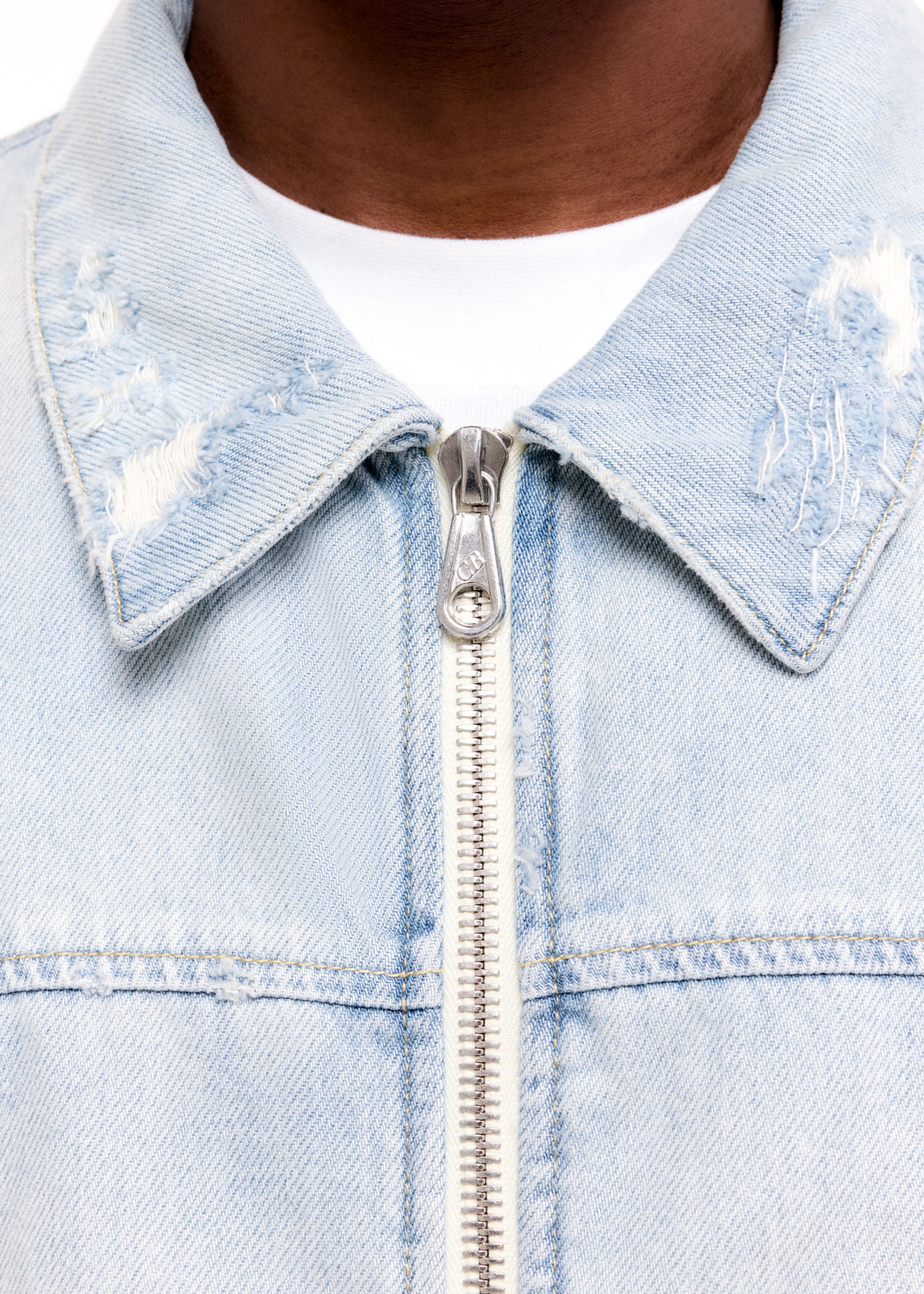 LIGHT WASH DENIM TRUCKER JACKET