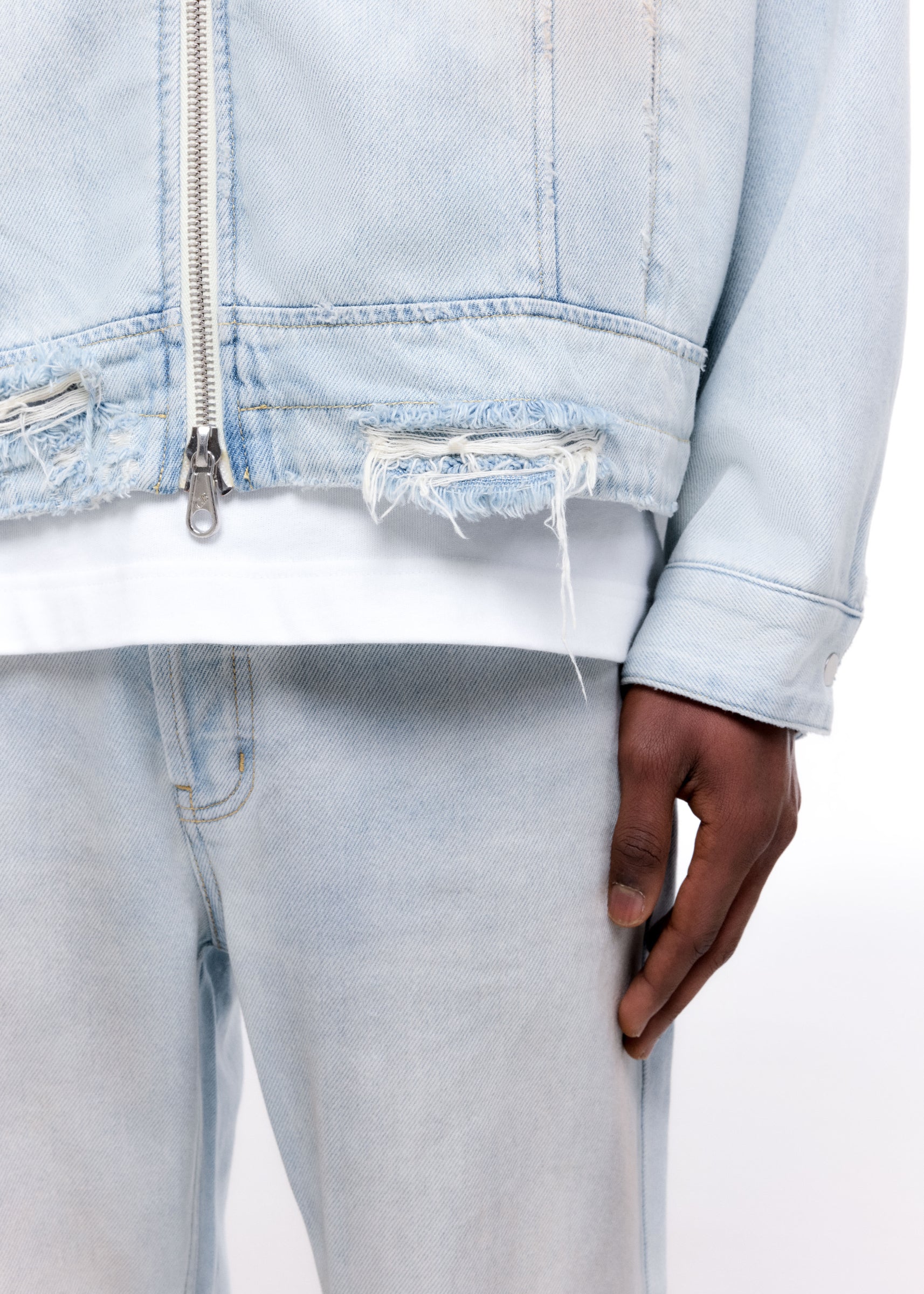 LIGHT WASH DENIM TRUCKER JACKET